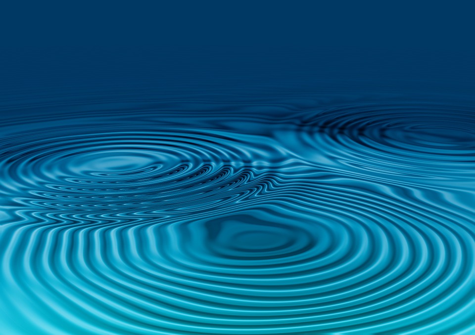 3 cercles dans de l'eau sur fond bleu